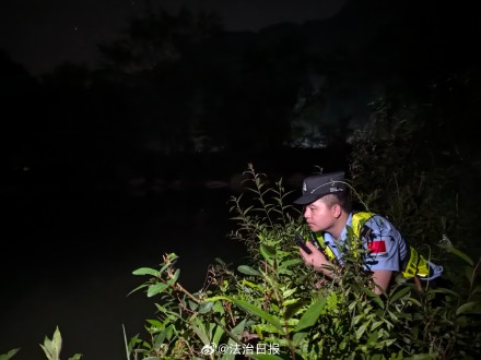 Gangs organized others to smuggle profits and were uprooted. Guangxi destroyed a smuggling gang that occupied the border and arrested 17 people.